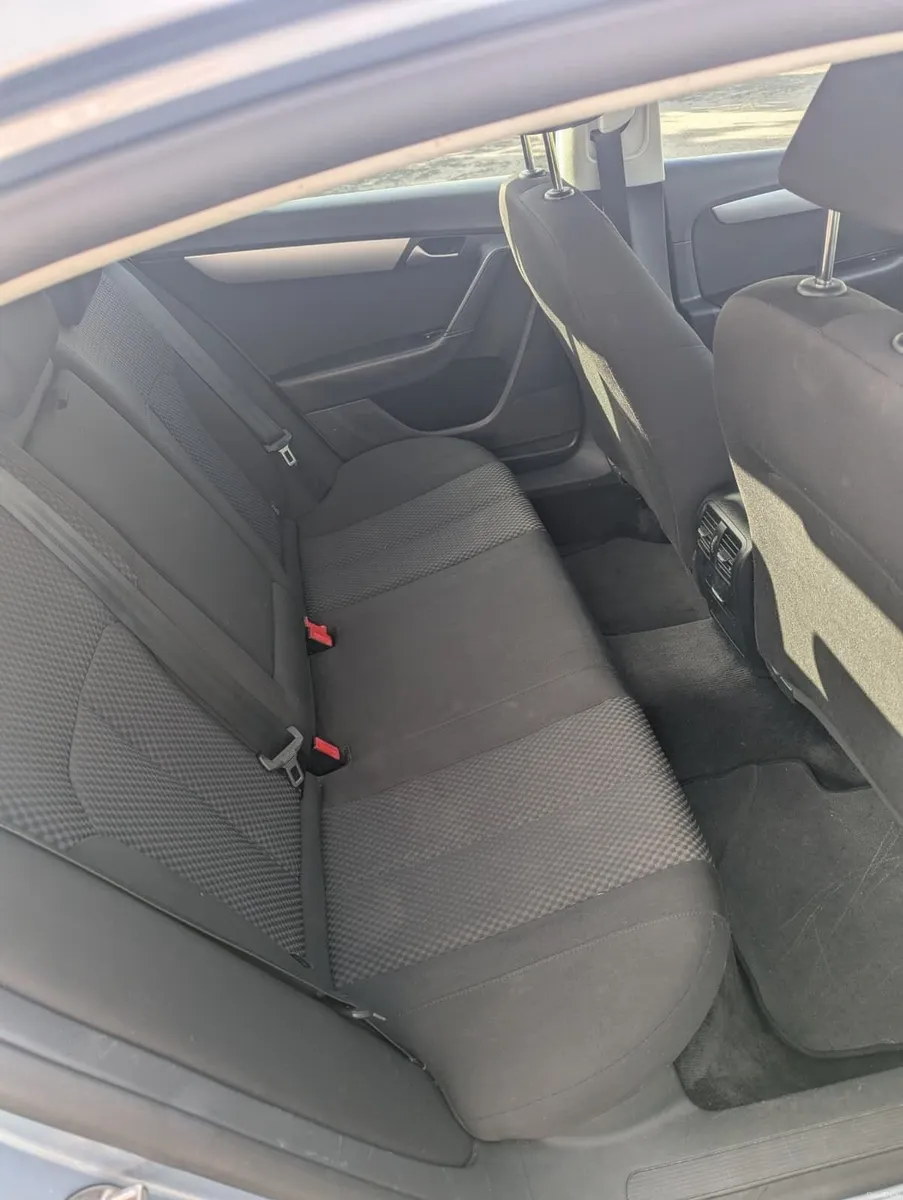 Volkswagen Passat 2012 - Image 2