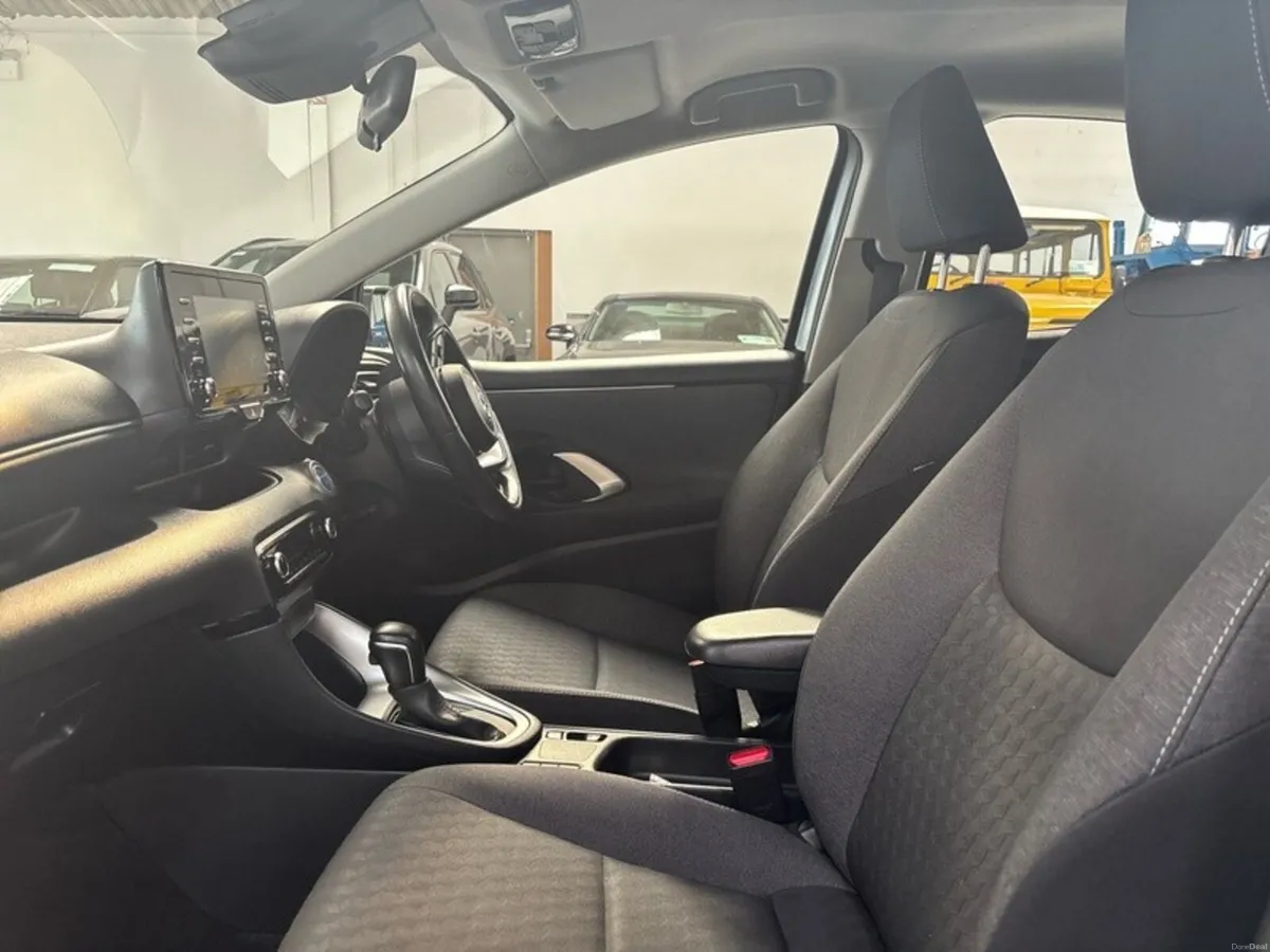 Toyota Yaris HYBRID LUNA  AUTO - Image 6