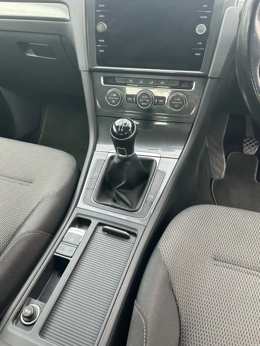 VOLKSWAGEN GOLF 2017 COMFORTLINE 1.6 TDI MANUAL - Image 4