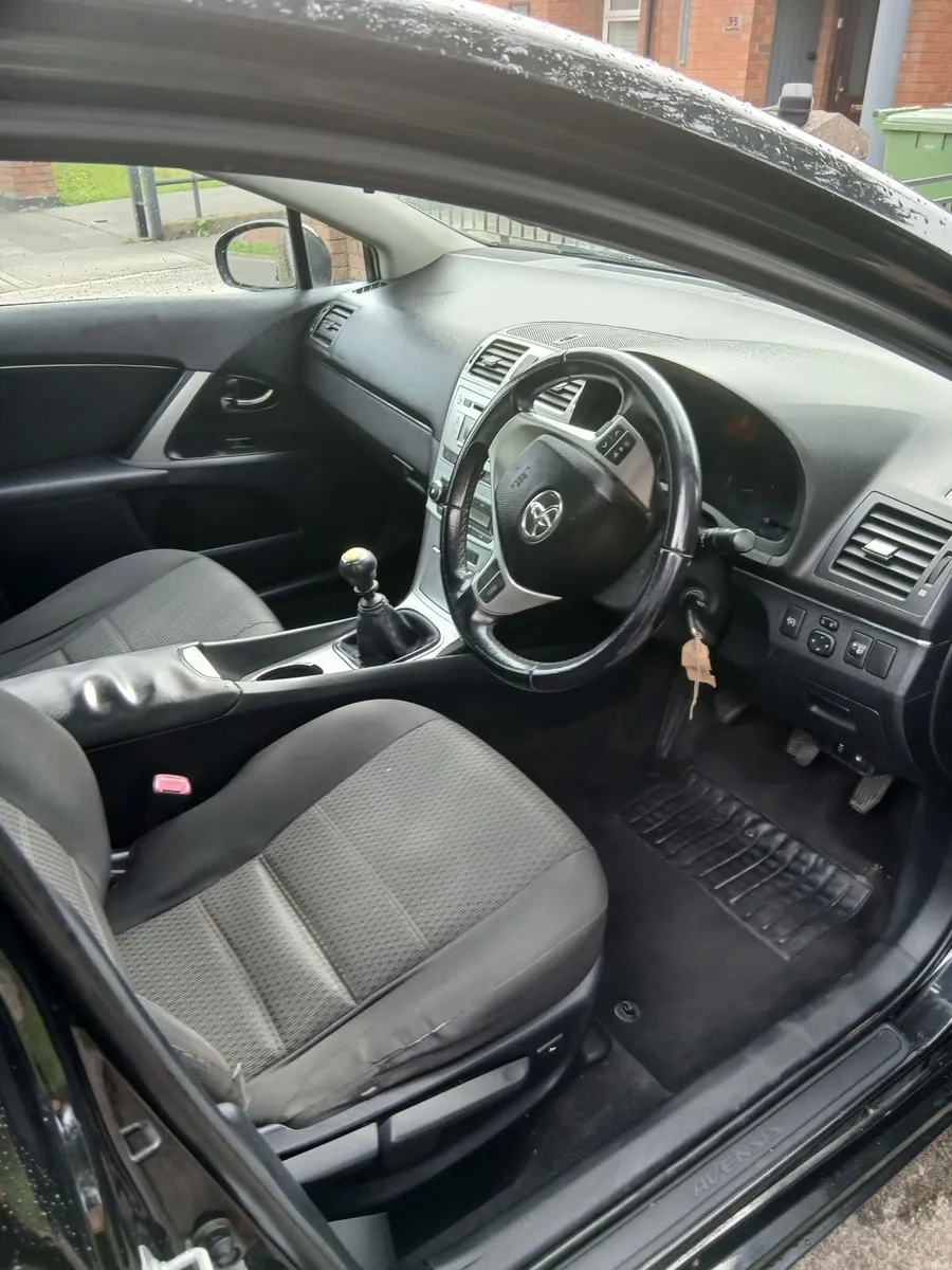 Toyota Avensis 2013 - Image 2