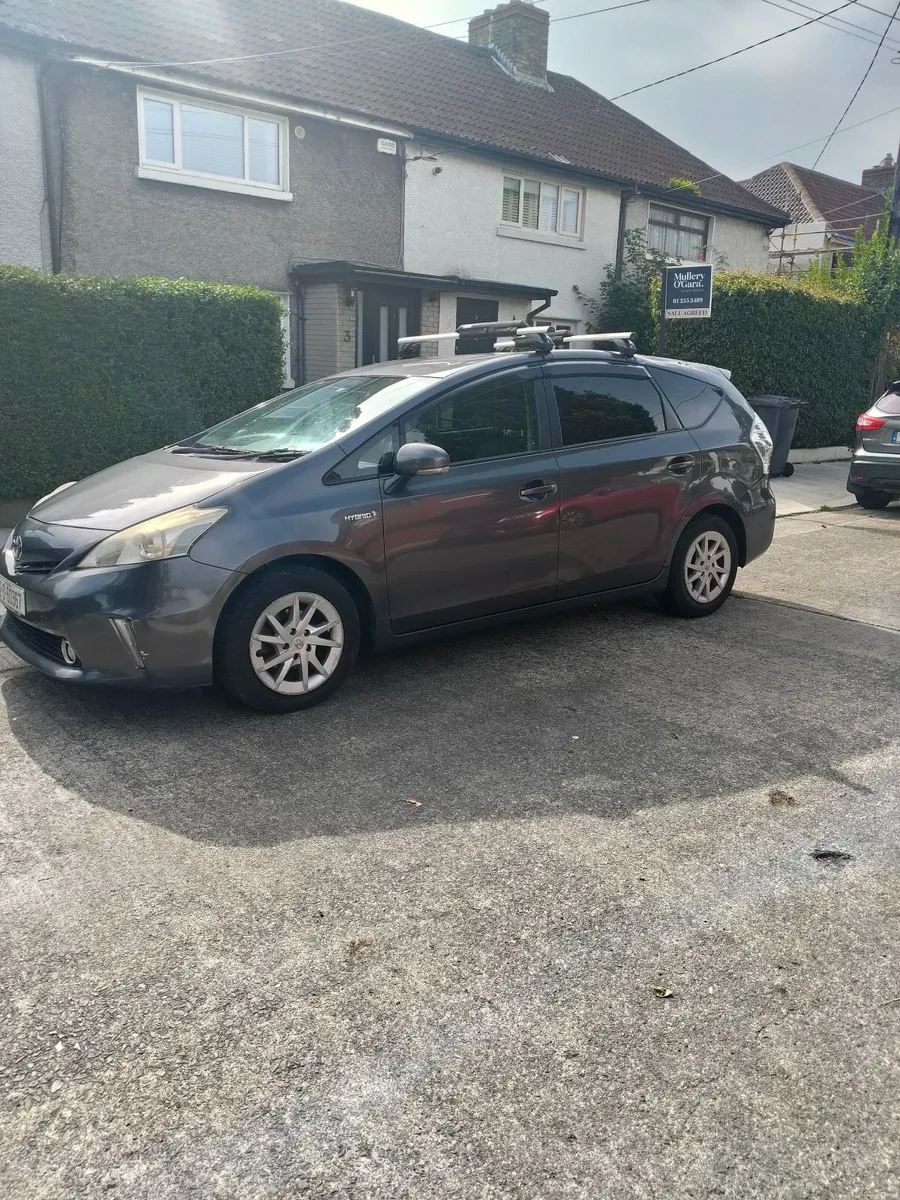 Toyota Prius 2012, 7 seater - Image 3
