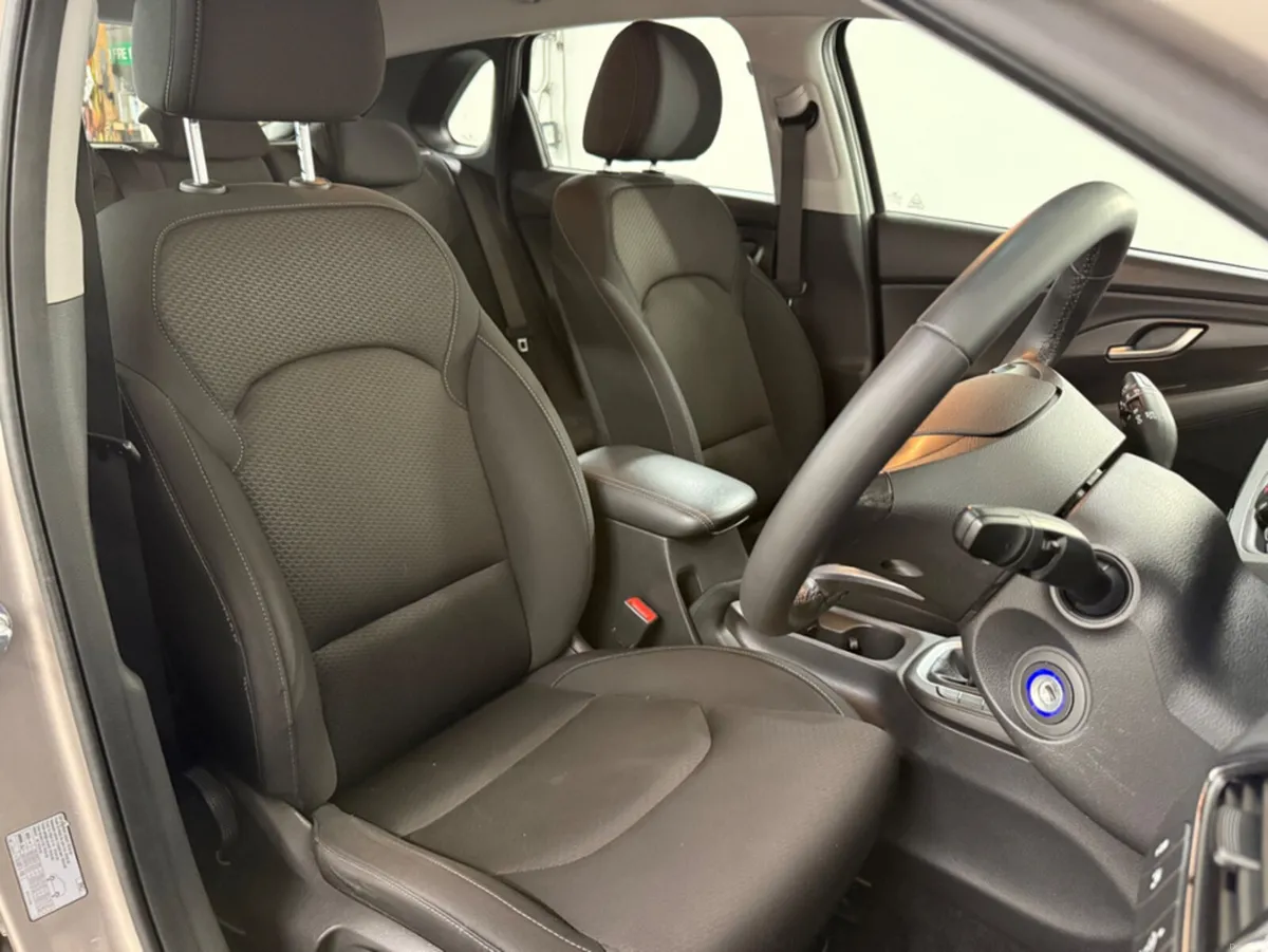 Hyundai i30 **DELUXE MODEL **MULTI SERVICE HISTORY - Image 6