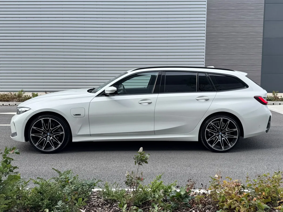 BMW 3-Series 2023 - Image 5