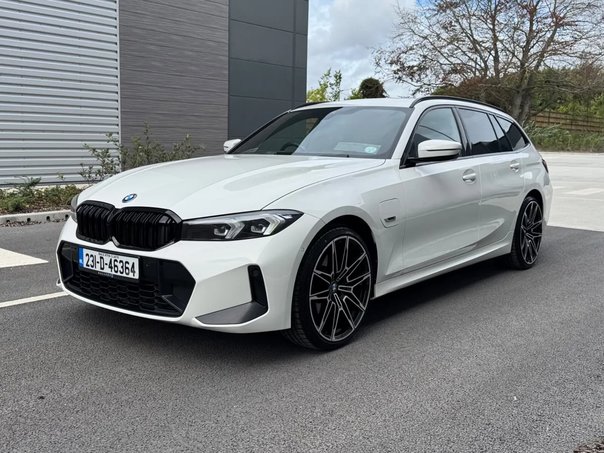 BMW 3-Series 2023 - Image 4