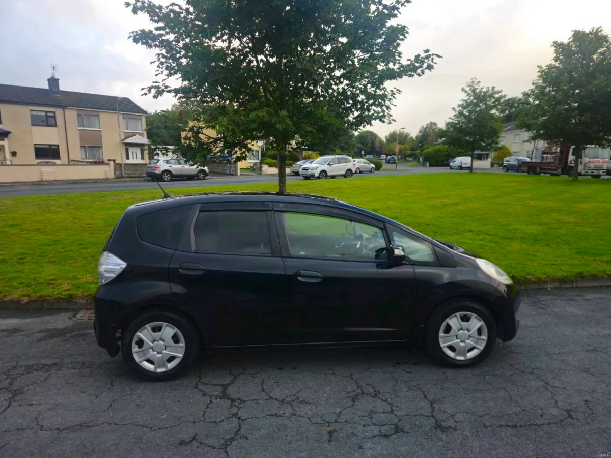 I am selling a 2012 Honda Fit Hybrid in very good - Image 3