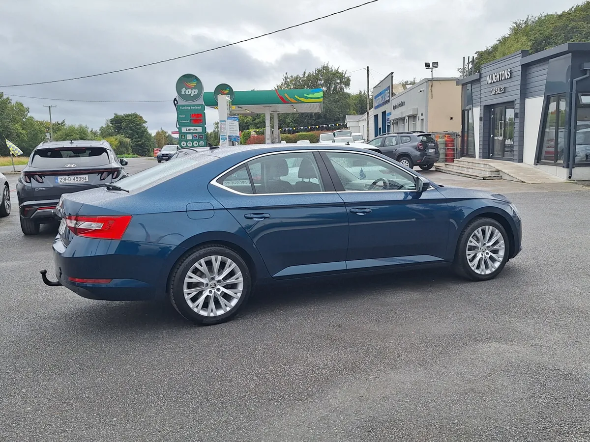 Superb AUTO 2.0 Tdi Style *Leather/Heat Seats/Cam - Image 3