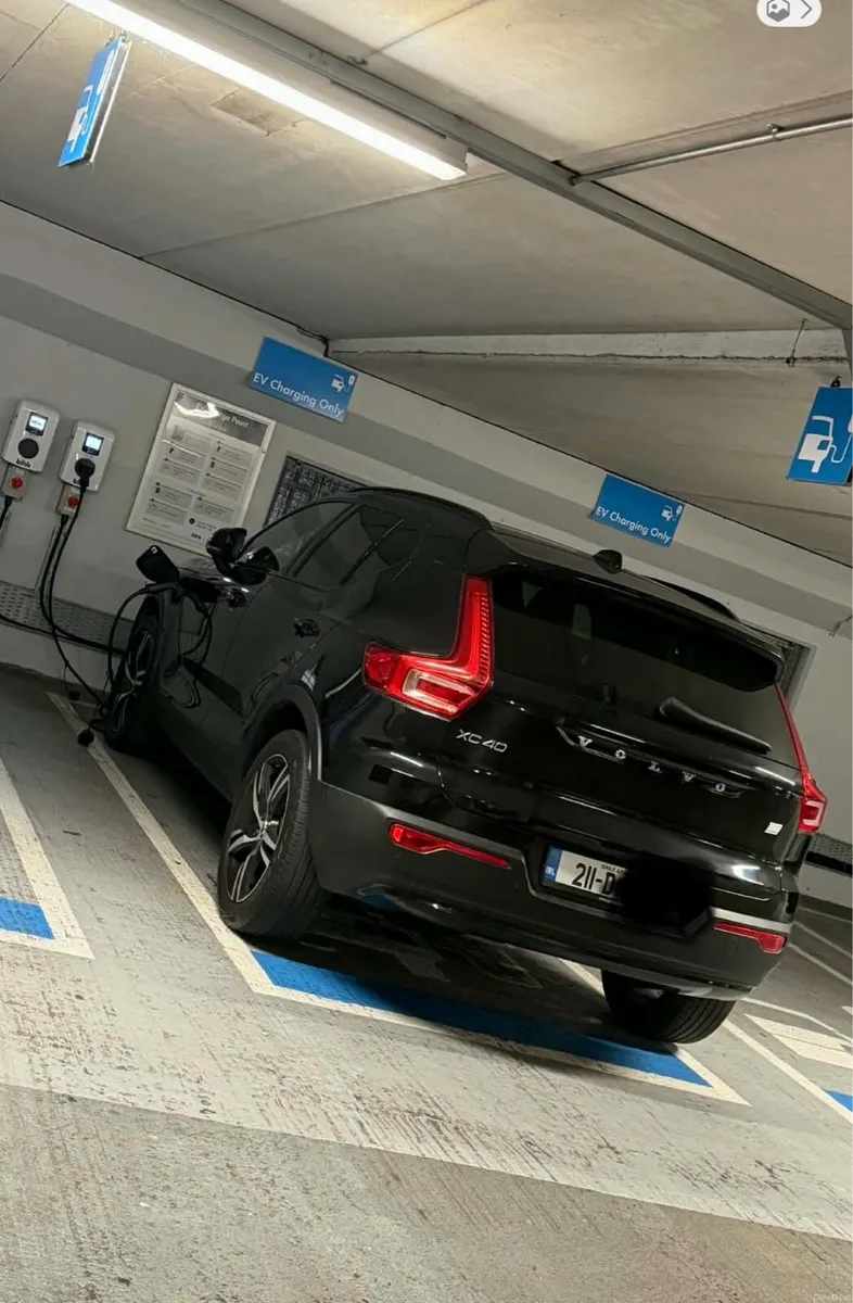 Volvo XC 40 2021 R-Design T4 Recharge | Black - Image 2