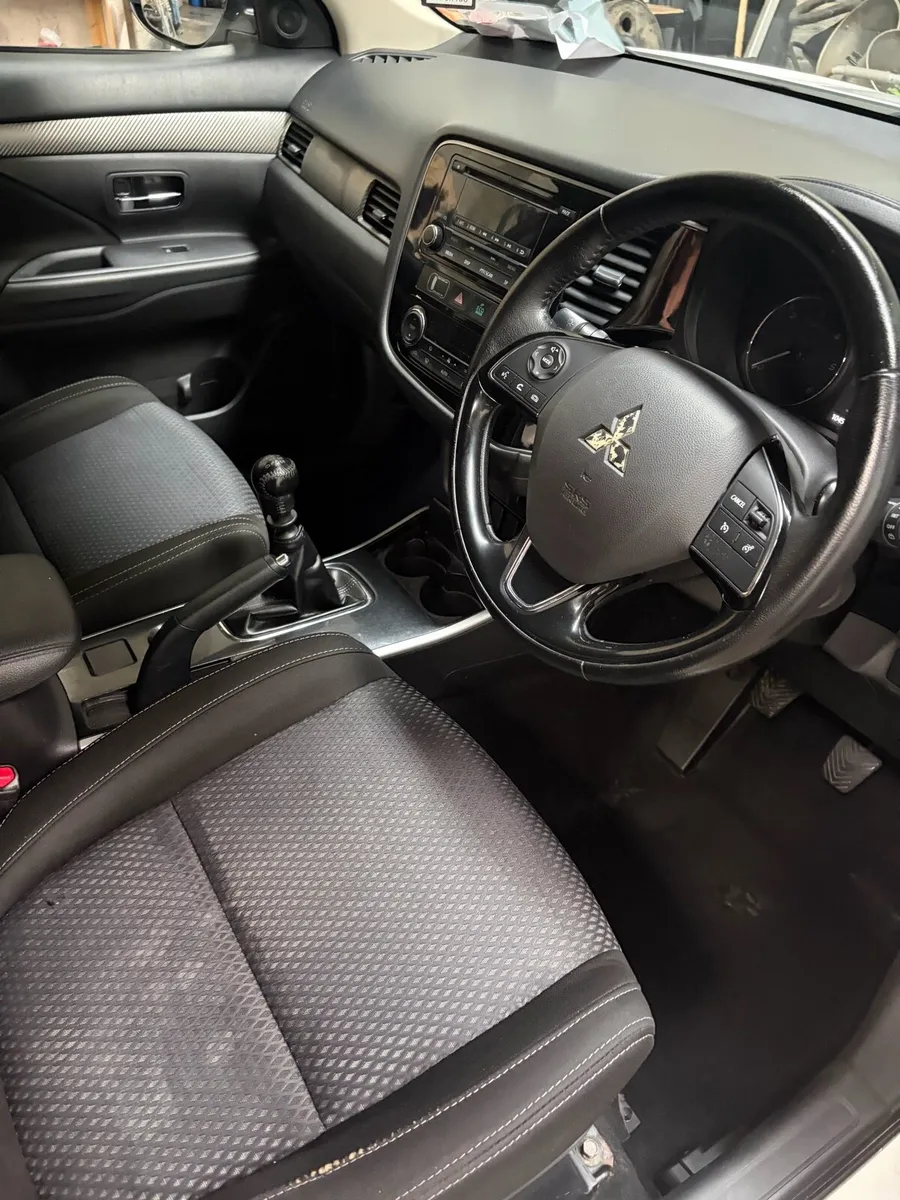 172 MITSUBISHI OUTLANDER 4X4 - Image 3