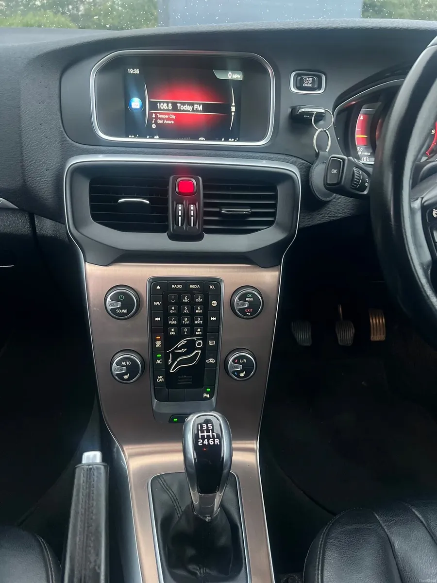 VOLVO V40 CROSS COUNTRY - Image 2