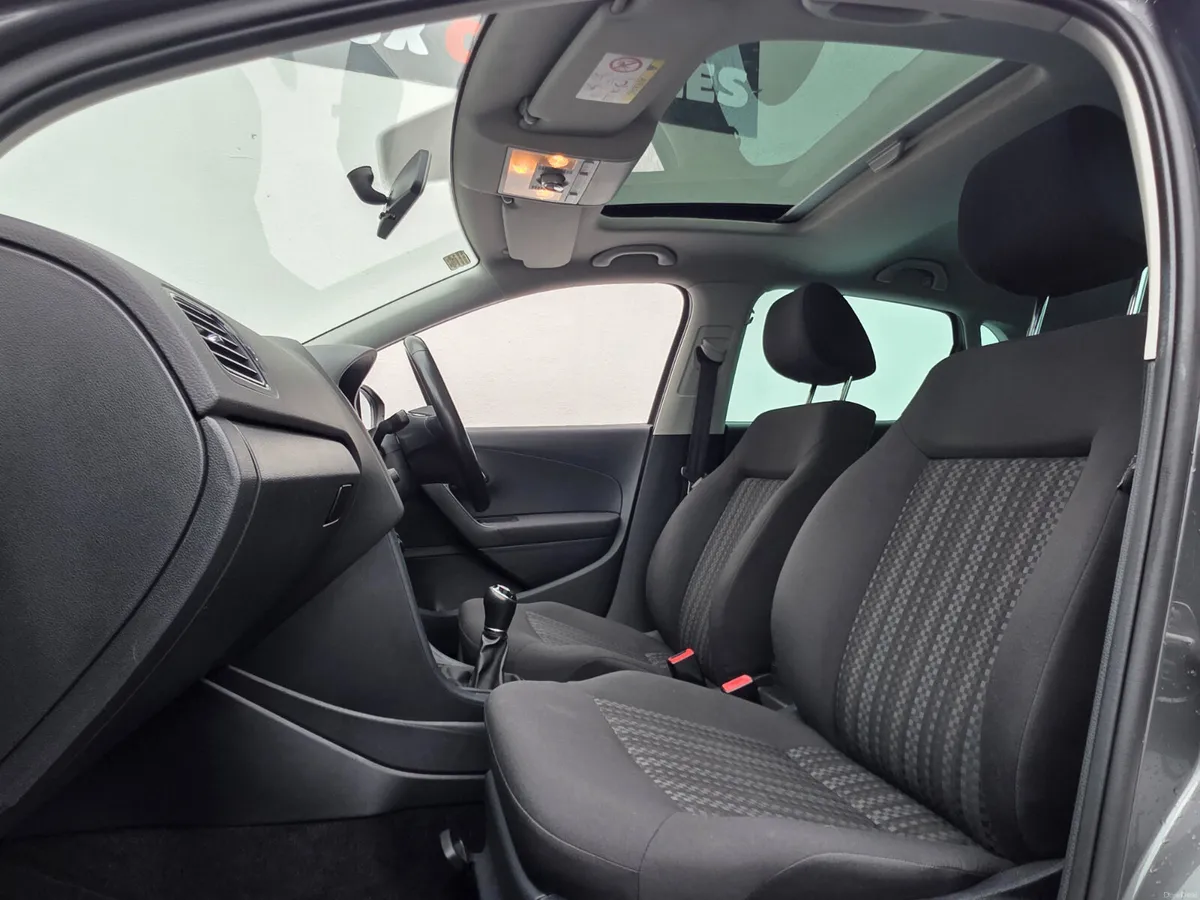 2016 Volkswagen Polo 1.0 FUN // PANORAMIC ROOF - Image 6