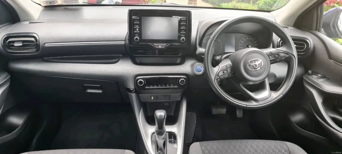 2023 Toyota Yaris - Image 6