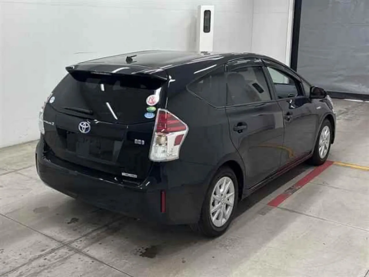 Toyota Prius 2018 ALPHA 5 seater *LOW MILEAGE* - Image 4