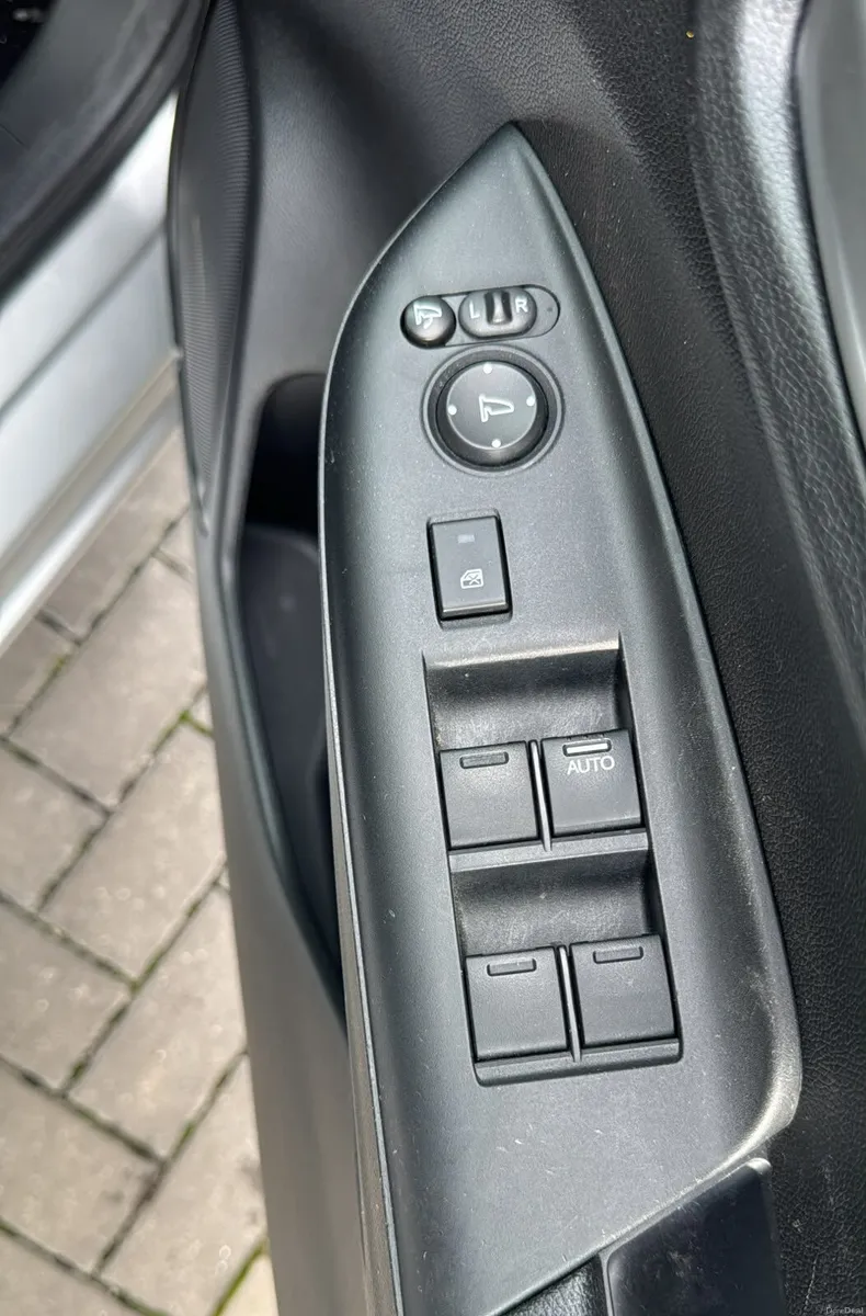 2015 Honda Fit /hybrid| Only 73000 KM - Image 4