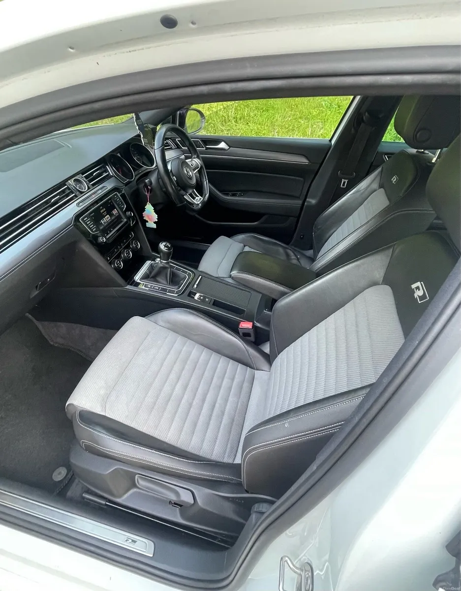 Volkswagen Passat 2.0 TDI R-LINE - Image 5