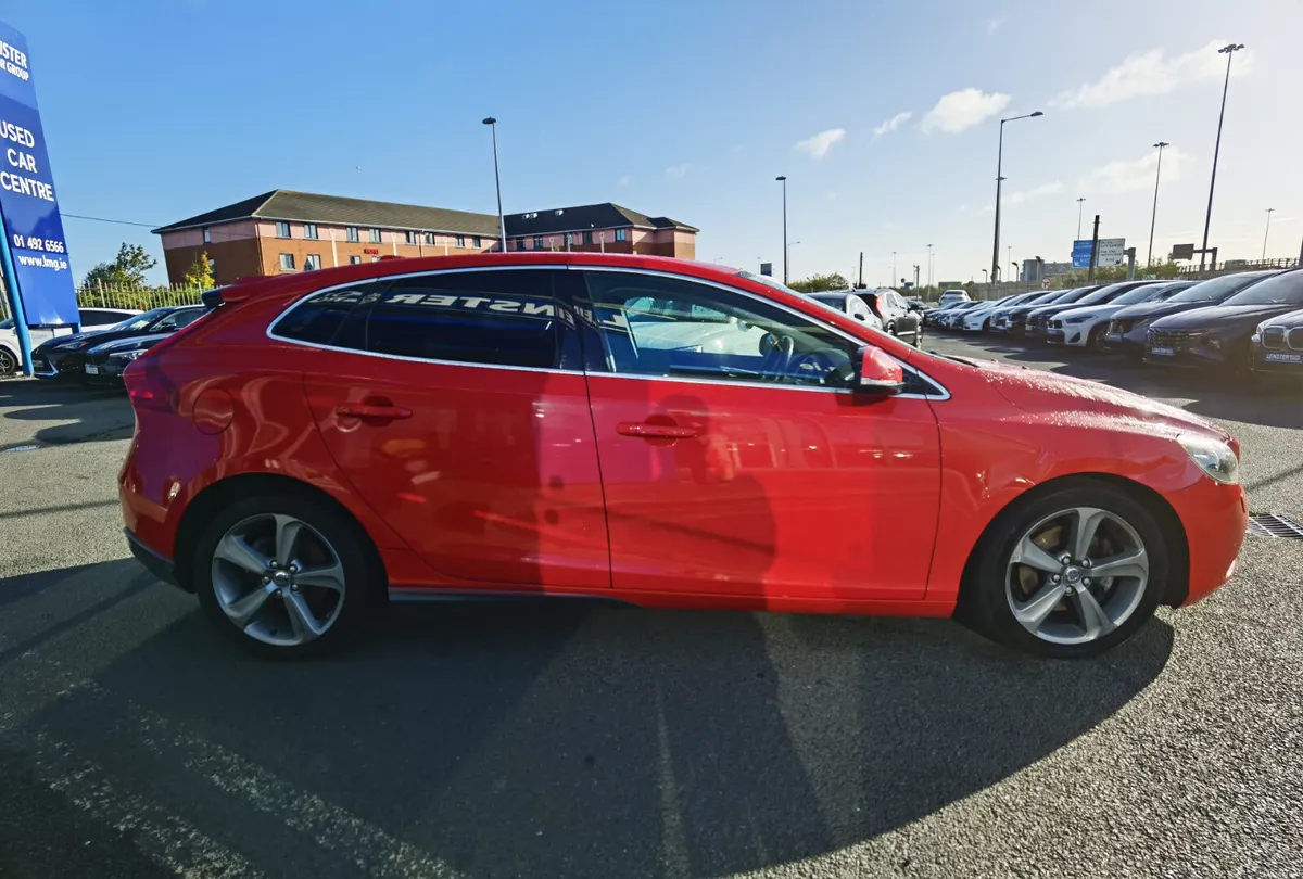 VOLVO V40 1.6 PETROL AUTOMATIC **HEATED SEATS** - Image 4