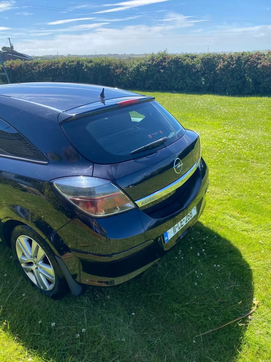 Opel Astra 2011 - Image 2