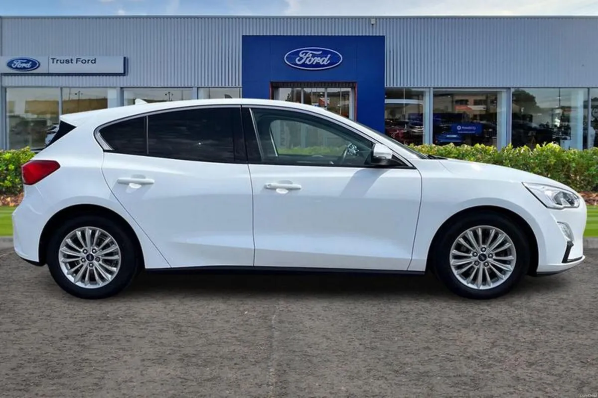 Ford Focus 1.0 EcoBoost 125 Titanium 5dr - FRONT & - Image 3