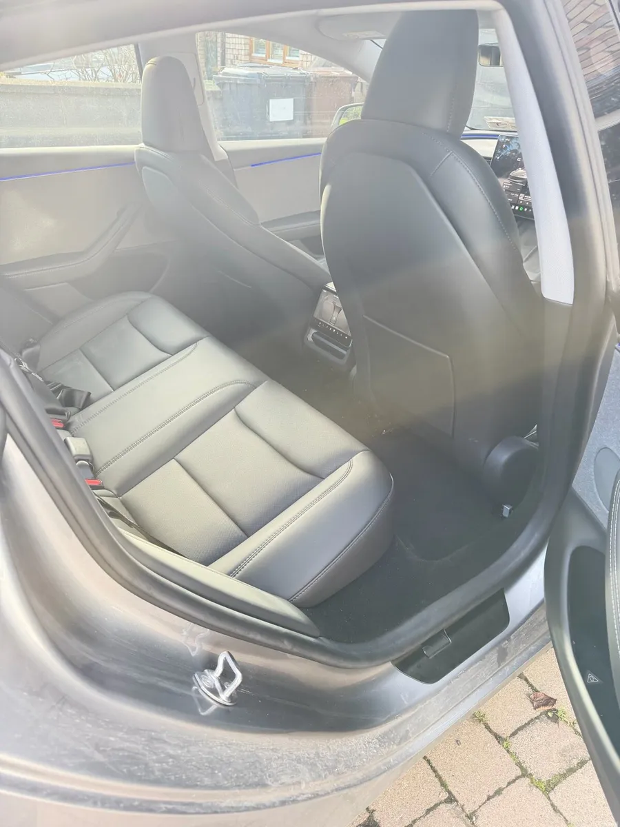 2025 Tesla Model 3 Long RangeRWD Quicksilver 28kkm - Image 6