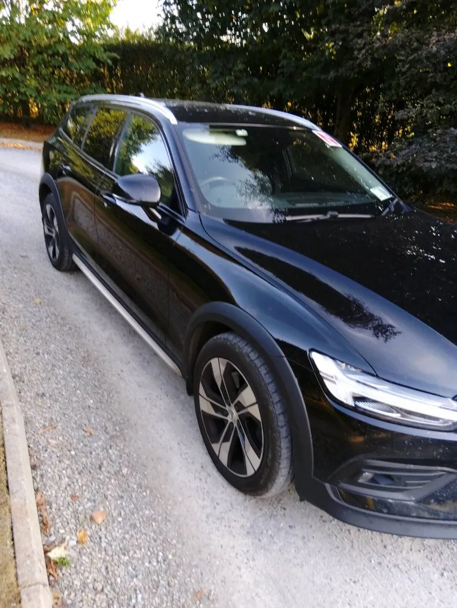 Volvo V60 2021 Cross Country - Image 1
