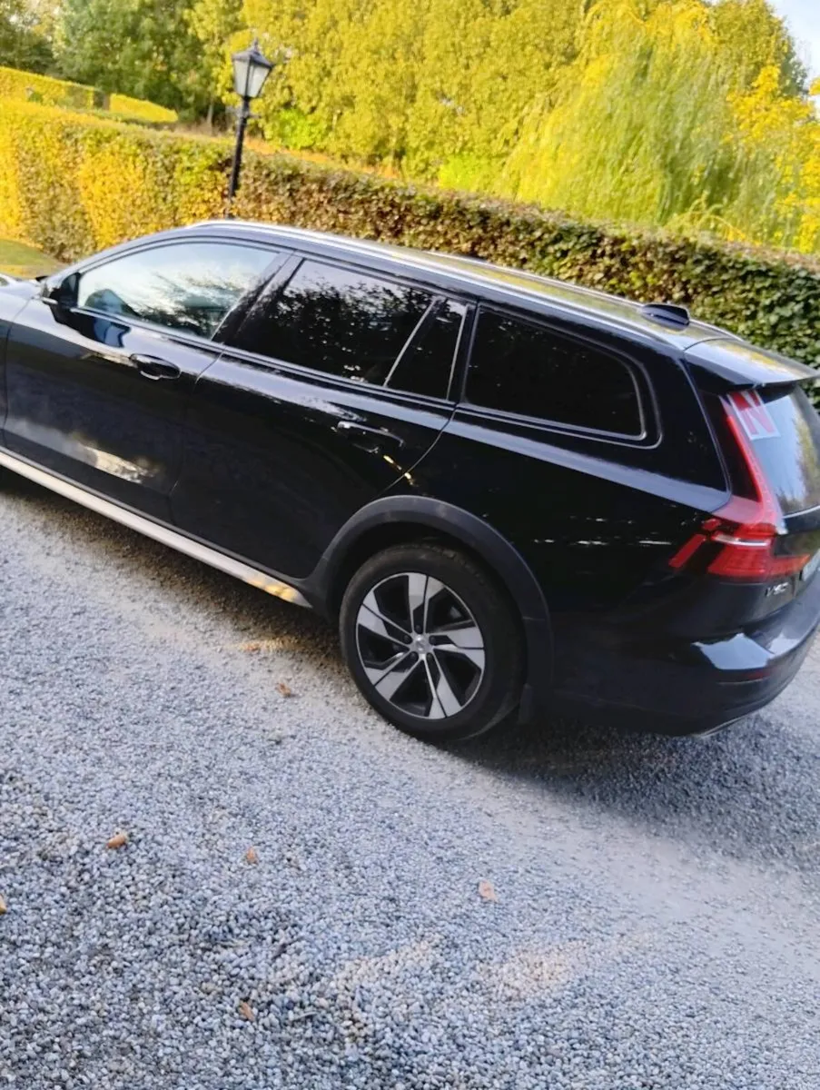 Volvo V60 2021 Cross Country - Image 3