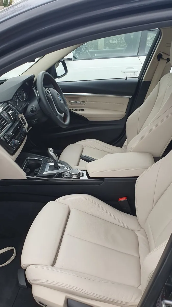BMW 3-Series 2016 low mileage. - Image 3