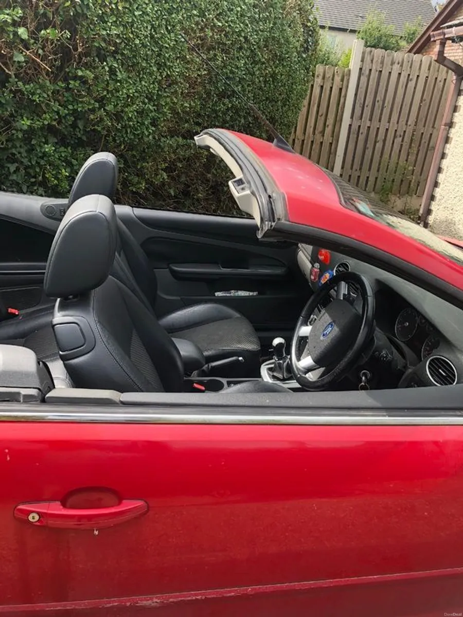 2008 Ford Focus Convertable - Image 2