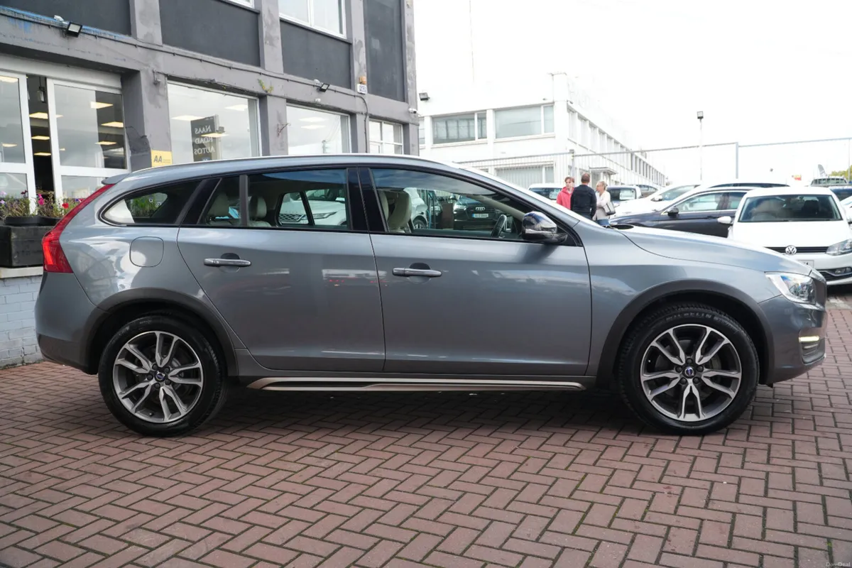 2018 VOLVO V60 CROSS COUNTRY - Image 3