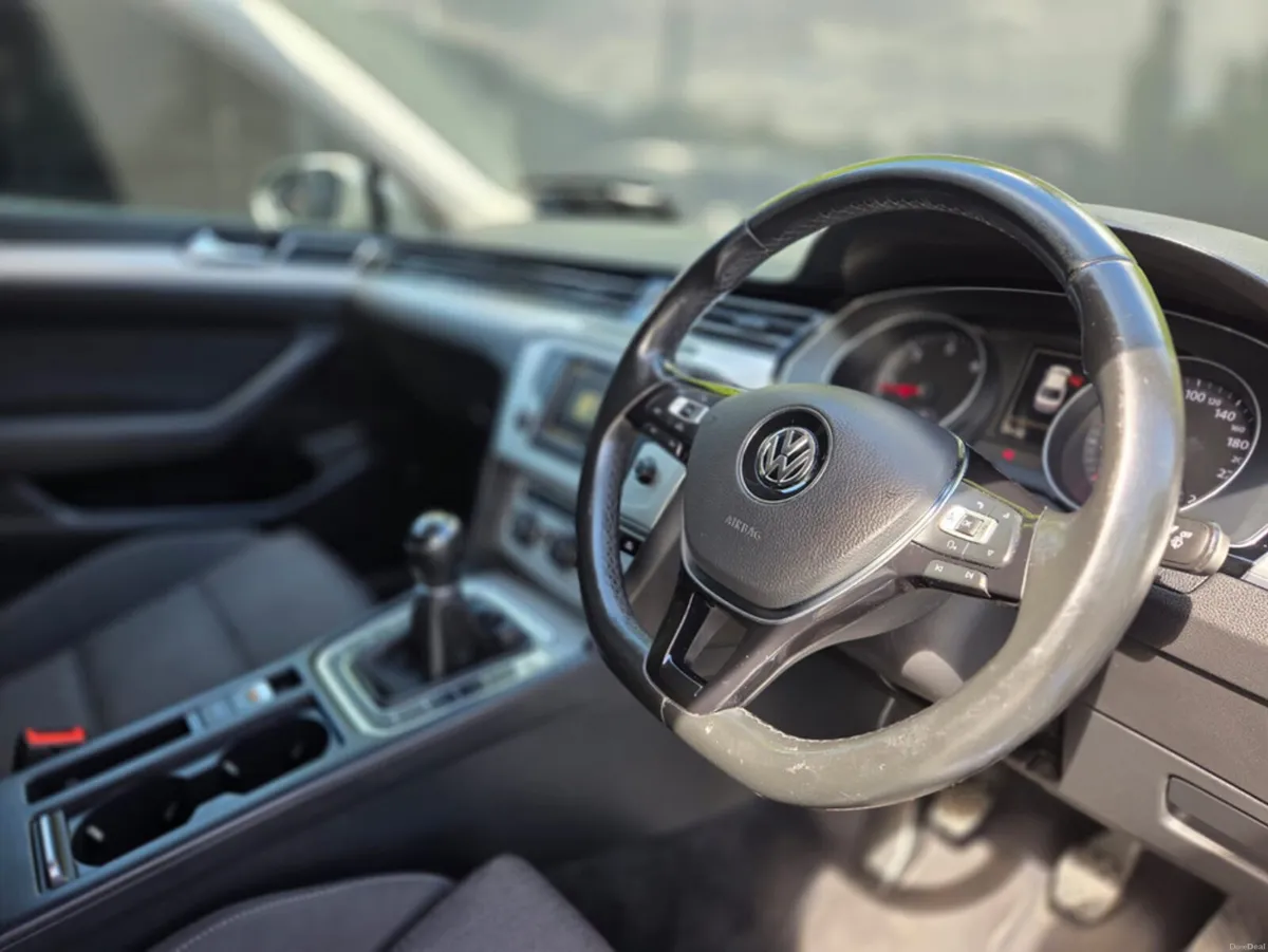 Volkswagen Passat COMFORTLINE 1.6 TDI MANUAL 6SPEE - Image 2
