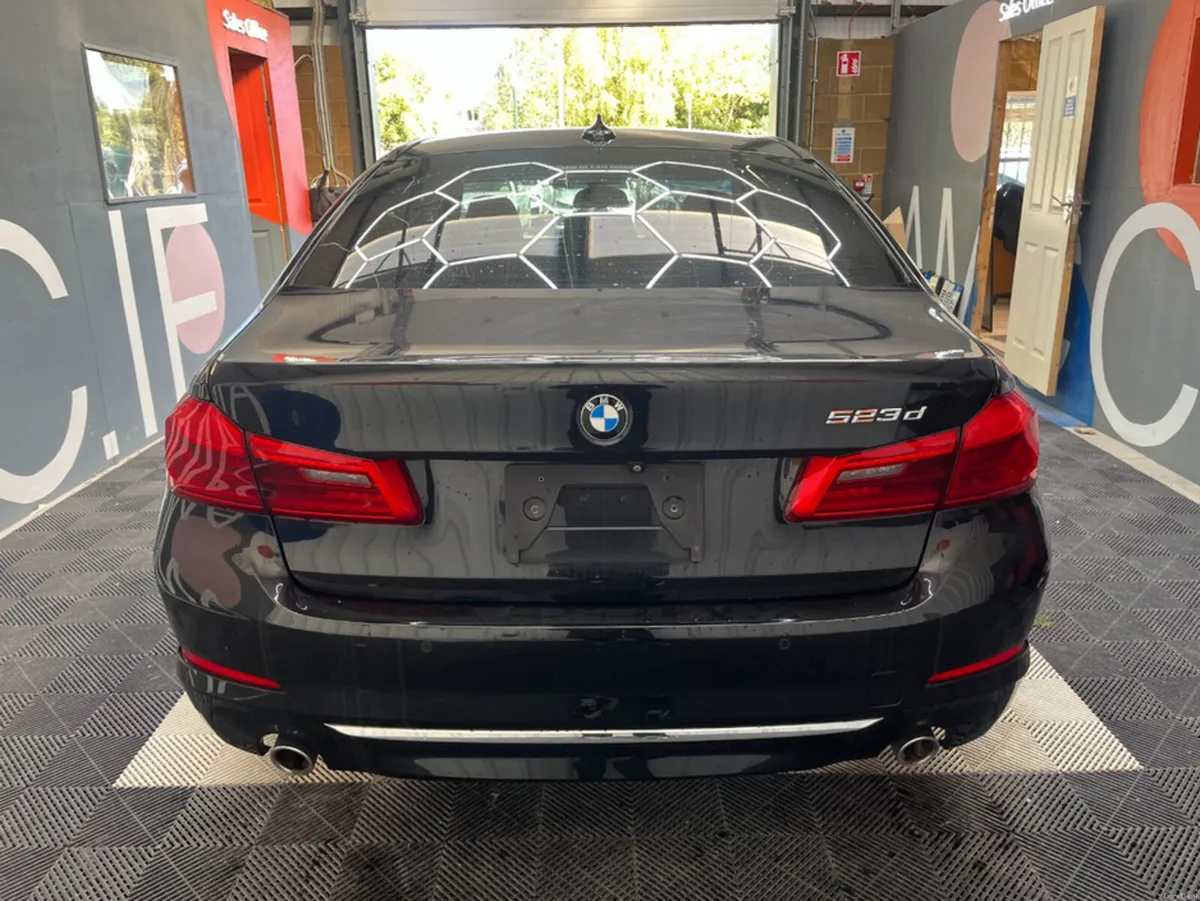 BMW 5-Series 2017 BMW 5 4d 523D LUXURY AUTOMATIC / - Image 4