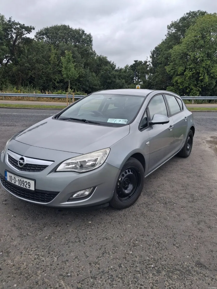 Opel Astra J 2010 - Image 2