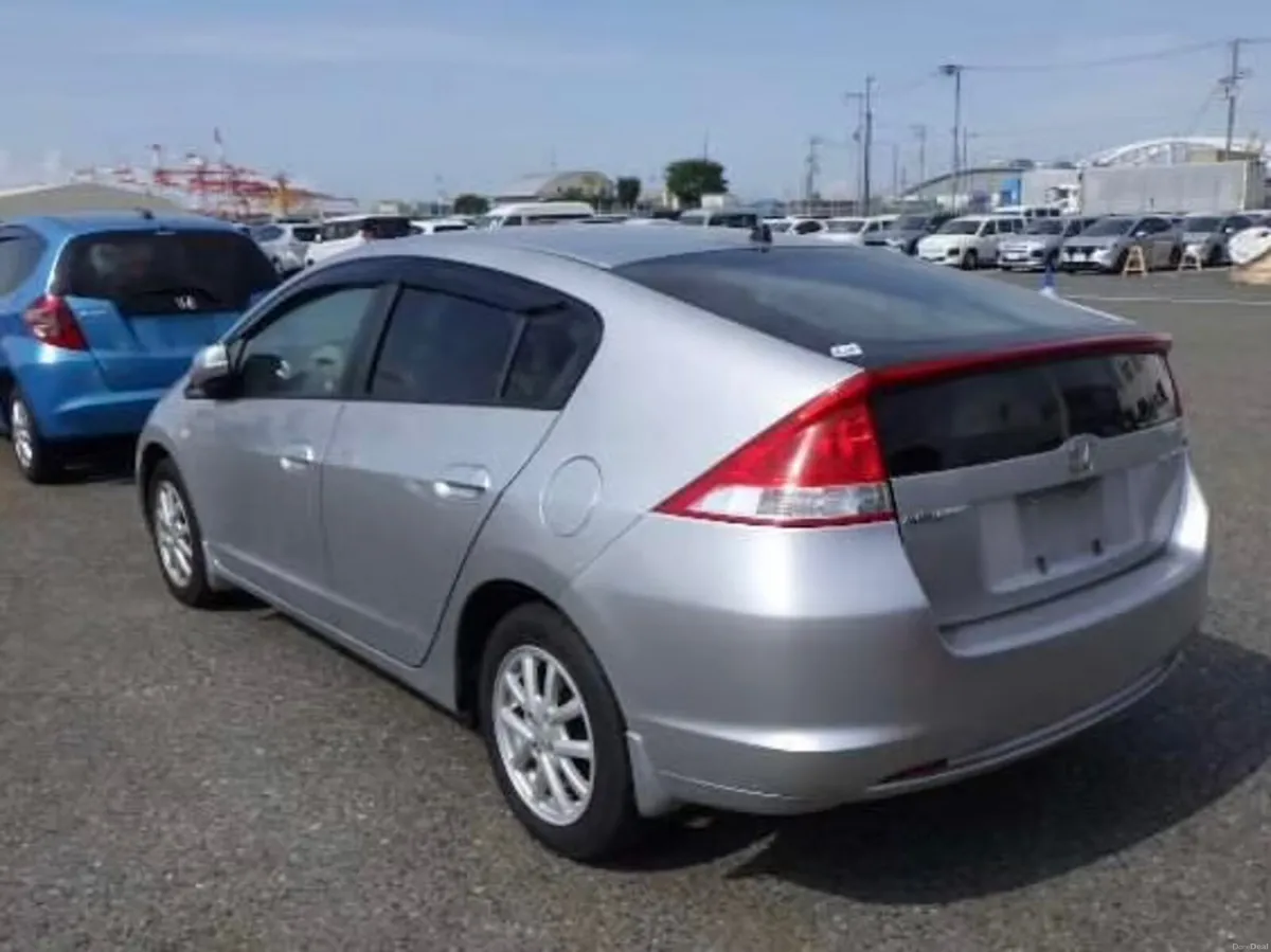 Honda Insight 2009 G package like new - Image 2