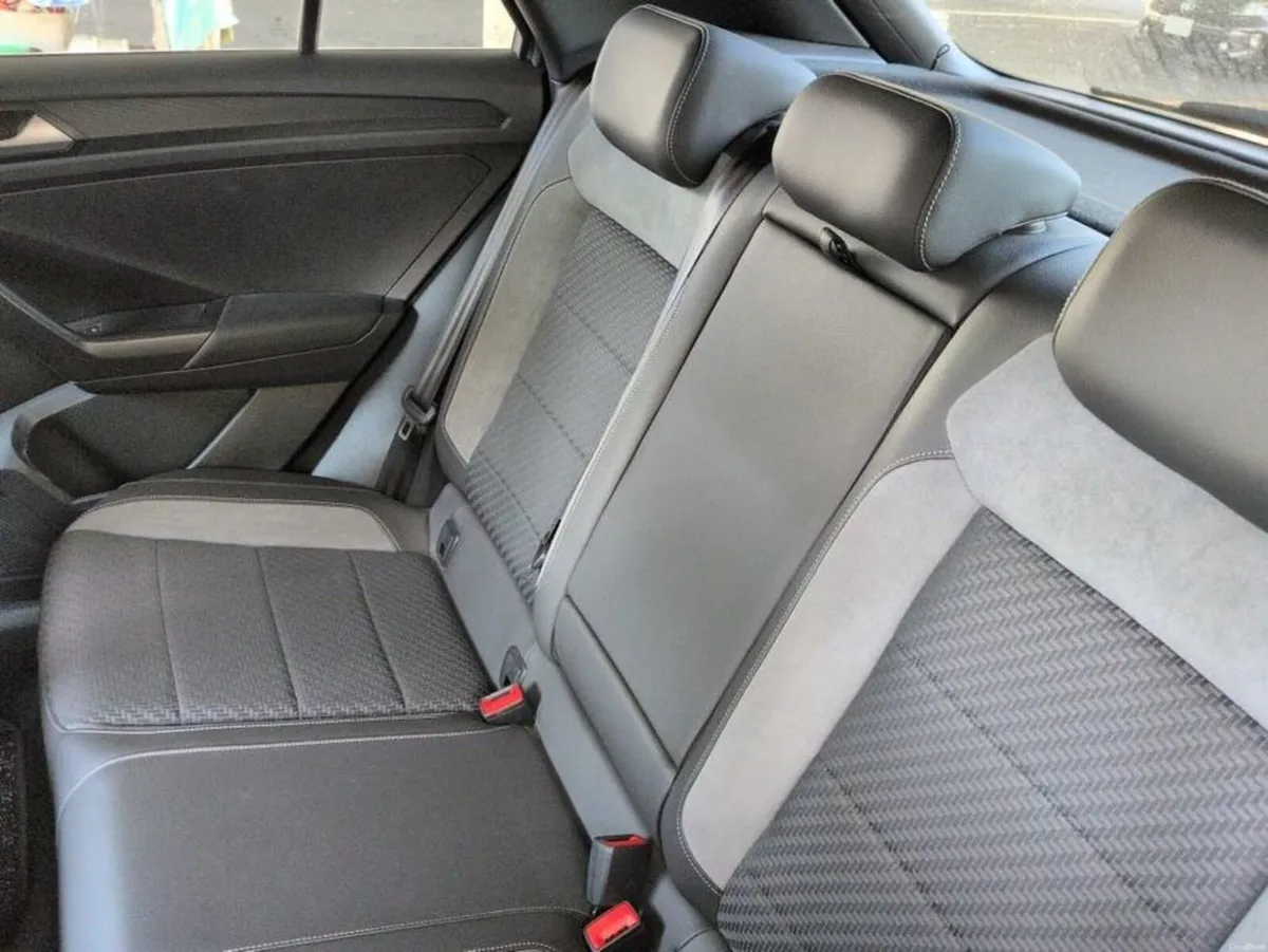 Volkswagen T-Roc R-LINE - Image 6