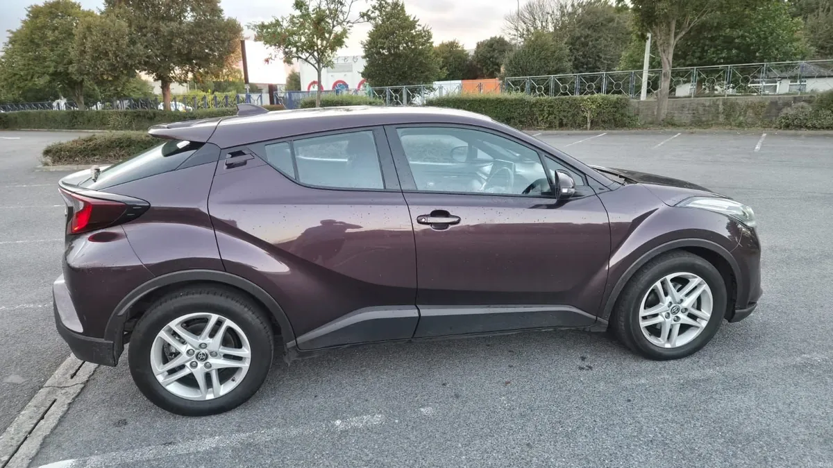 Toyota C-HR 2023 Hybrid 1.8 41,000 km - Image 4
