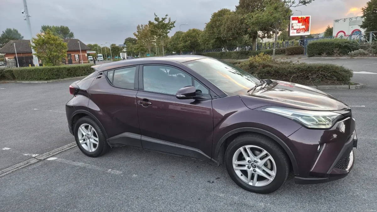 Toyota C-HR 2023 Hybrid 1.8 41,000 km - Image 3