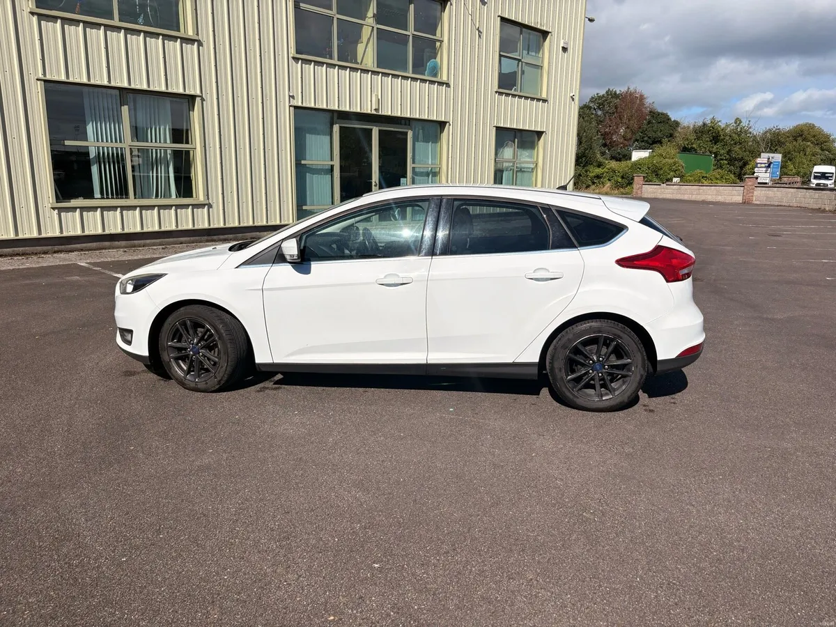 White ford focus 152 - Image 1