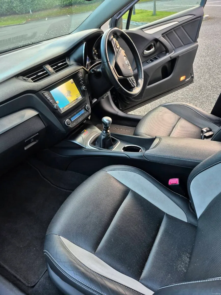 Immaculate Toyota Avensis 2018 estate - Image 5