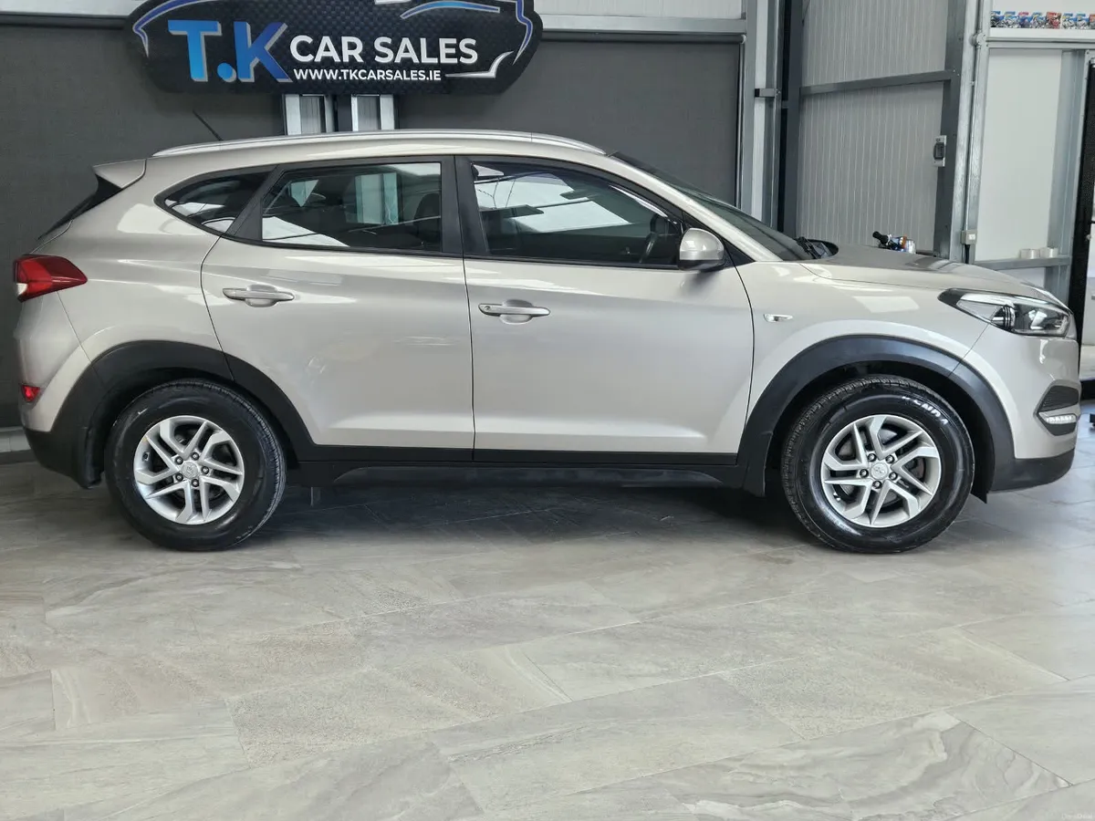 18 HYUNDAI TUCSON COMFORT 1 OWNER - Image 2