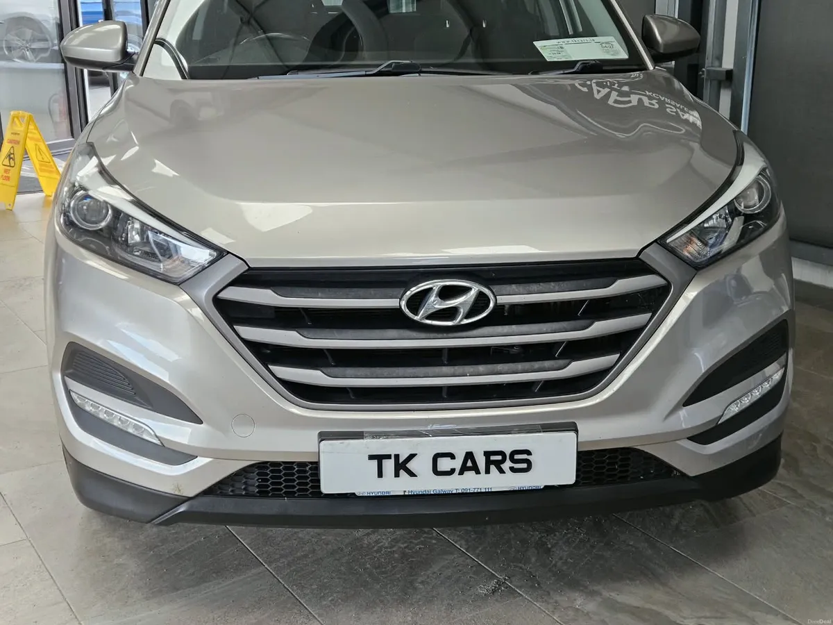 18 HYUNDAI TUCSON COMFORT 1 OWNER - Image 4