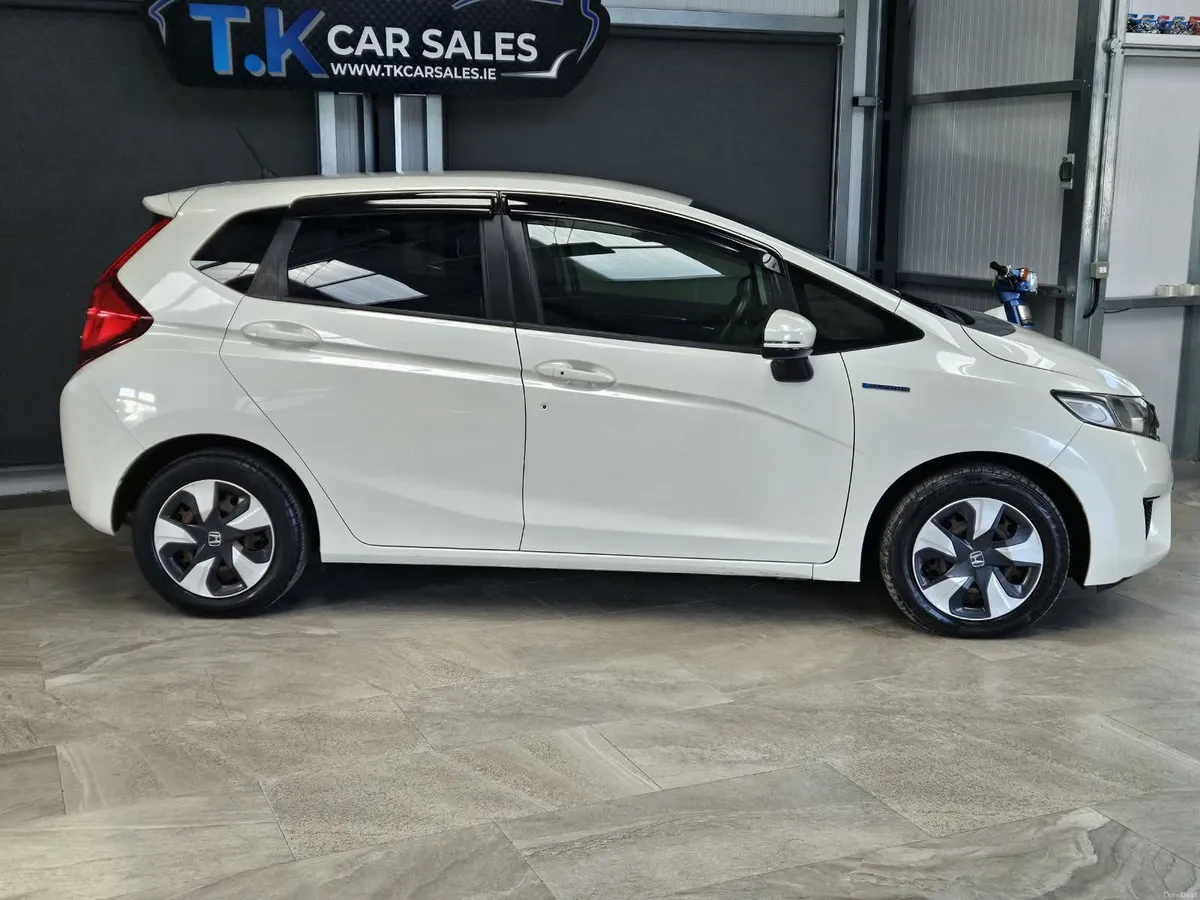 16 HONDA FIT HYBRID - Image 3