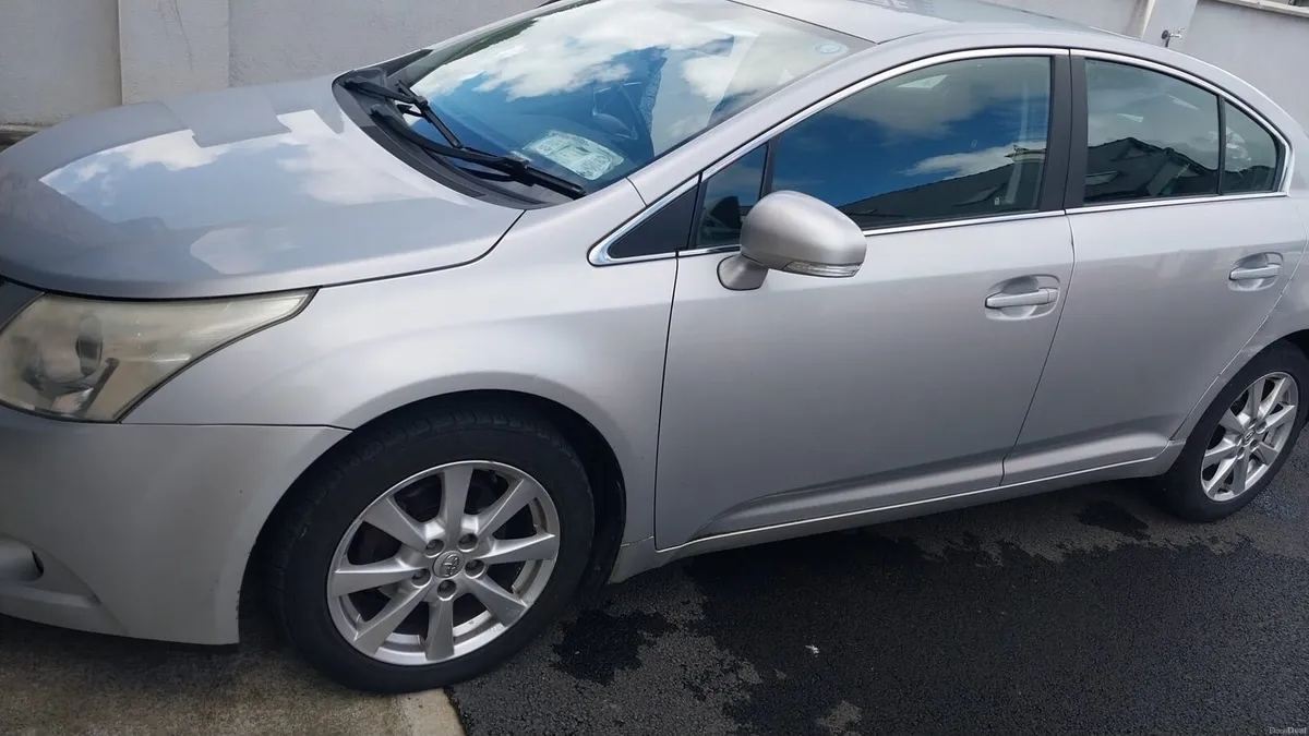2010 Toyota Avensis - Image 1
