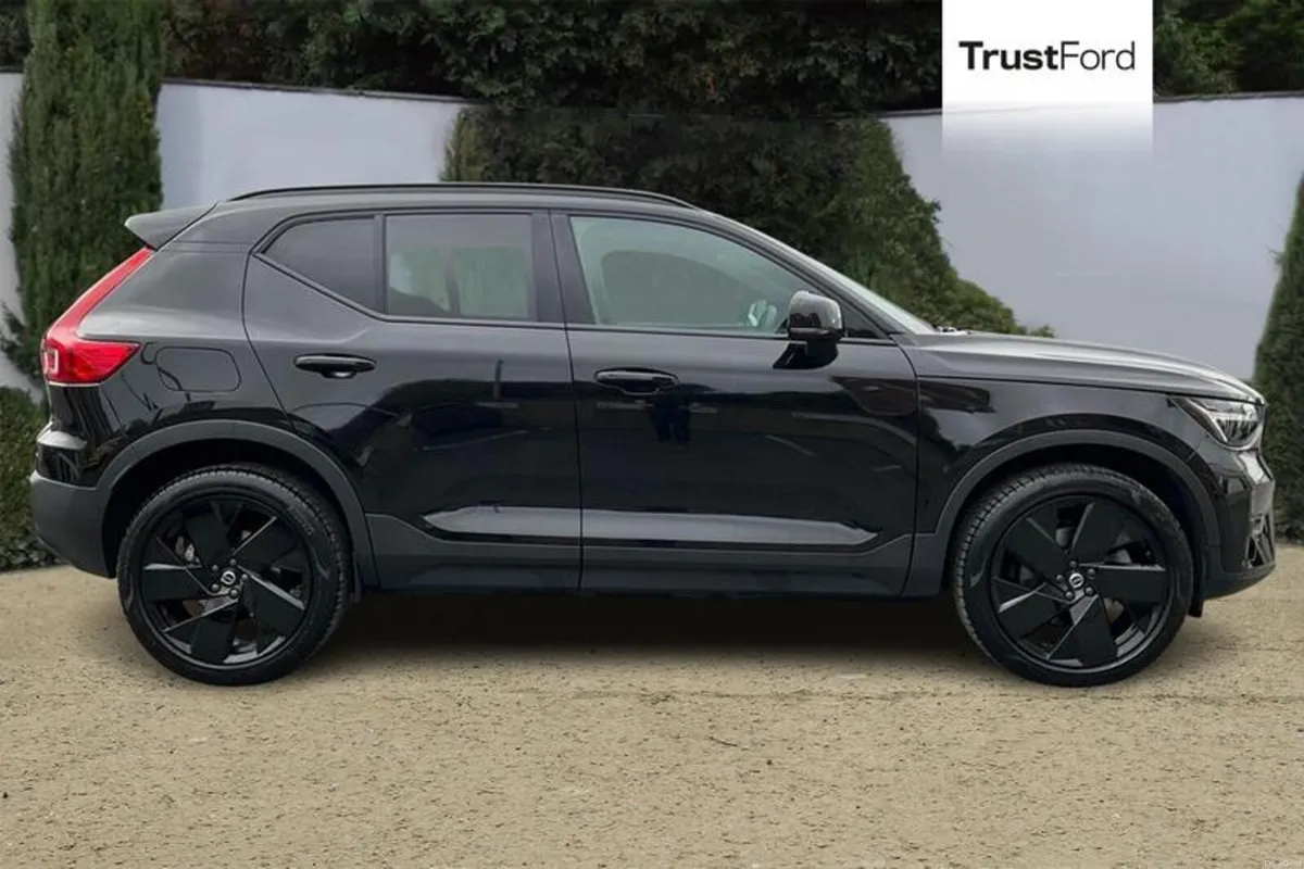 Volvo XC40 2.0 B4P Plus Black Edition 5dr Auto - Image 3