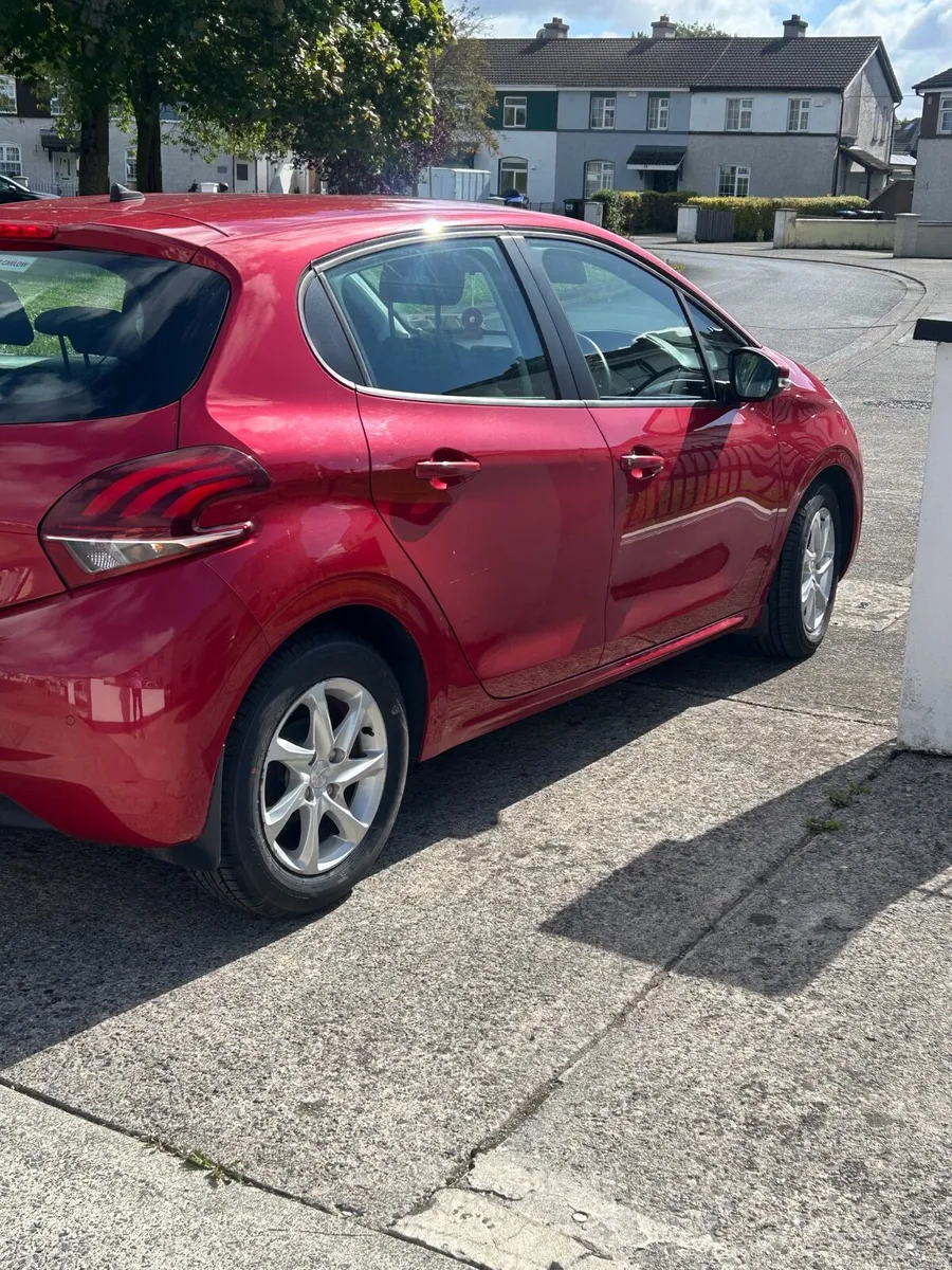 Peugeot 208 - Image 2