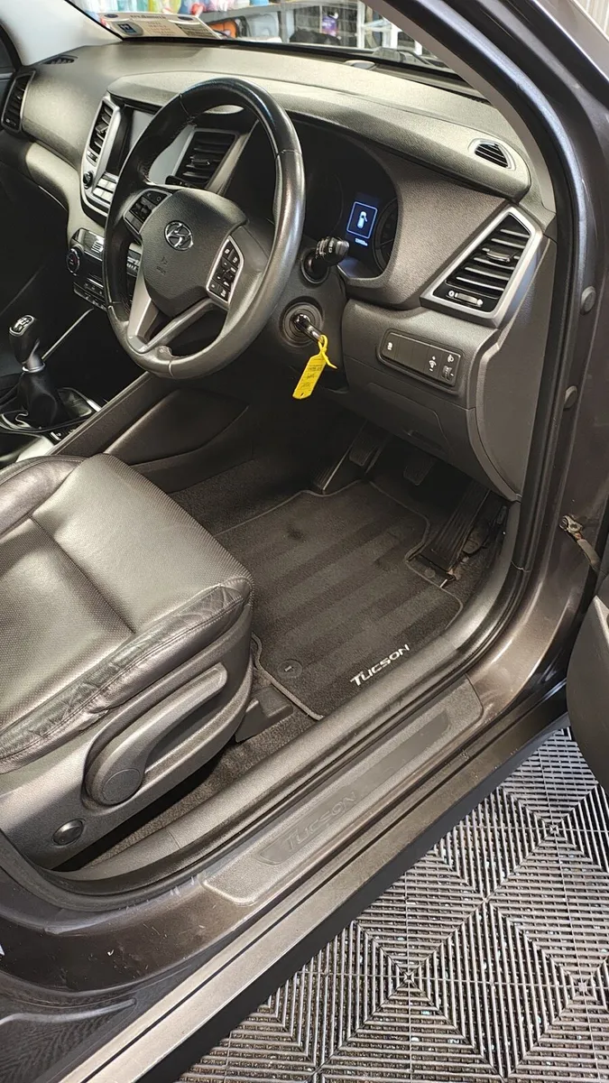 HYUNDAI TUSCON - Image 5