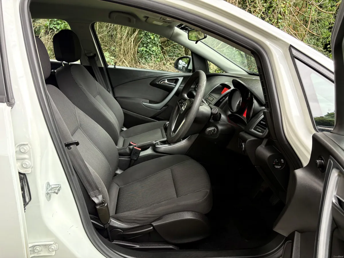 141 Vauxhall Astra, Brand New NCT to December 2027 - Image 6