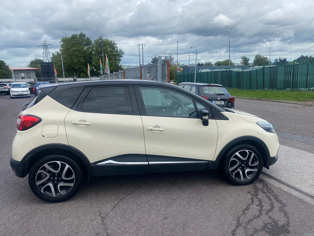 Renault Captur 2016 SAT NAV, ONE OWNER CAR. - Image 2