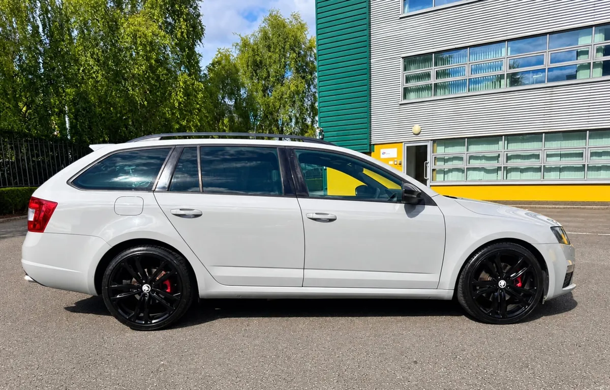 Skoda Octavia 2.0 TDI VRS Touring Black Ed - Image 4