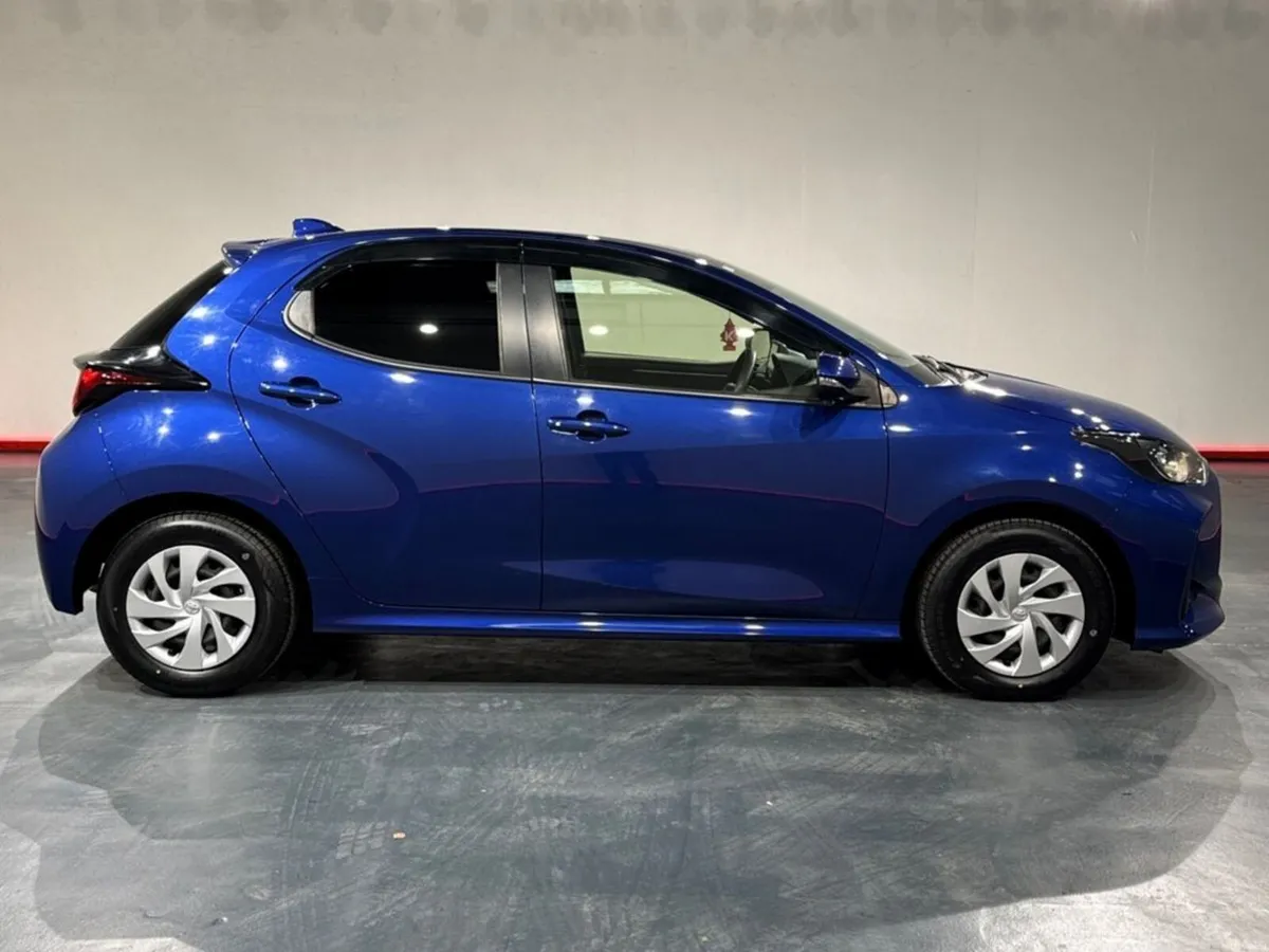 Toyota Yaris HYBRID 1.5 AUTOMATIC - REVERSE CAMERA - Image 2