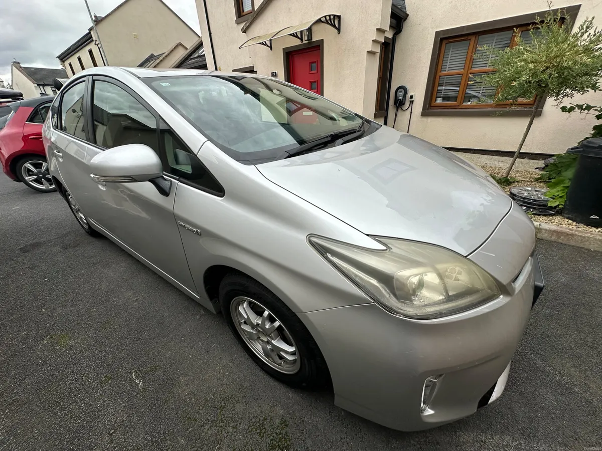 Toyota Prius 2012 • Android/Apple Car play - Image 2