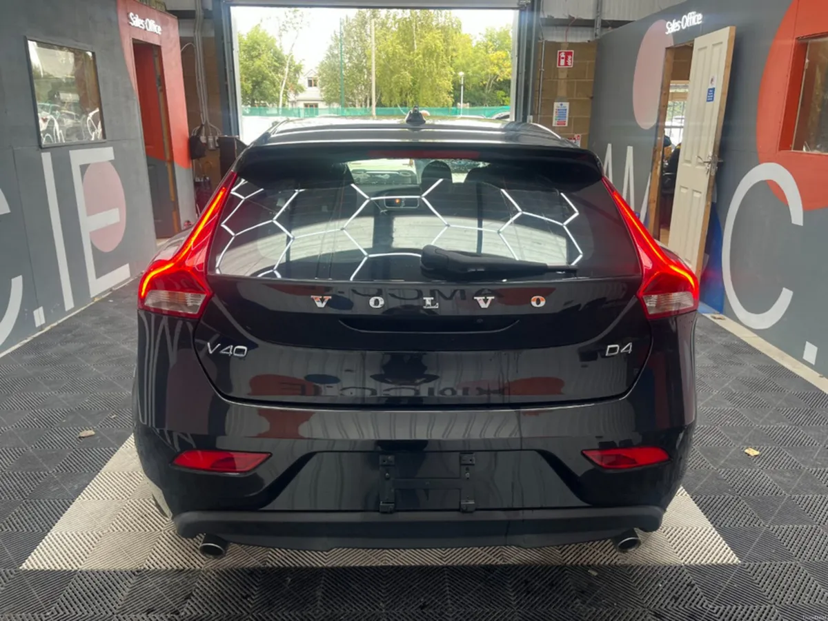 Volvo V40 2018 VOLVO V40  2.0 AUTOMATIC  / PARKING - Image 4