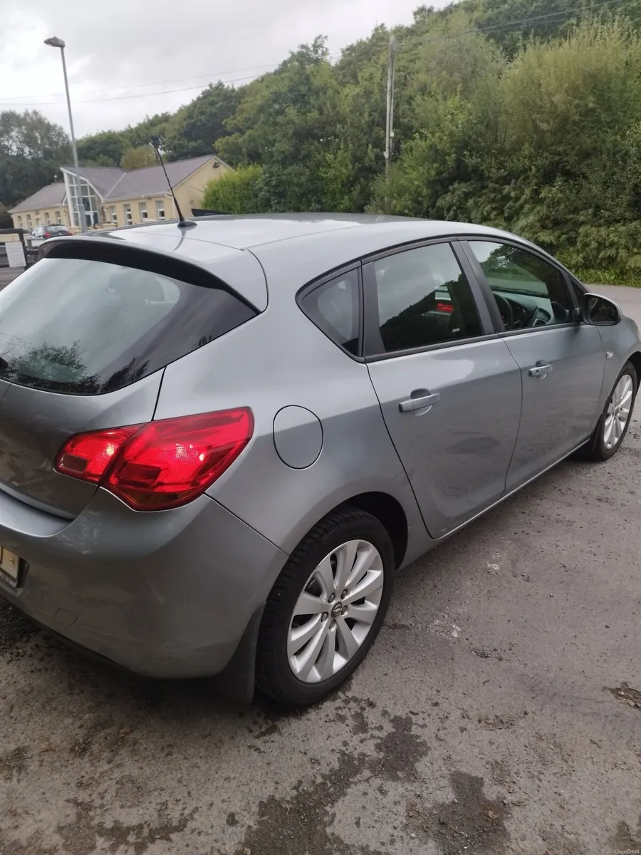 Opel Astra 2012 - Image 2